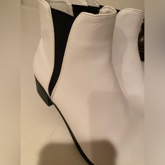 White boots - Picture 8 of 11